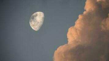 lune dans une ciel avec nuages, patagonie Argentine photo