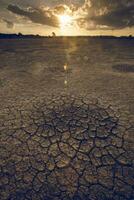 cassé sec sol dans une pampa lagune, la la pampa province, patagonie, Argentine. photo