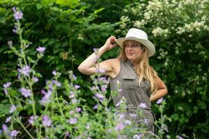 jolie blond femme avec chapeau et magnifique pose dans la nature photo