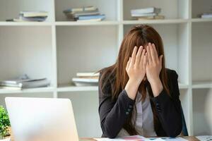 concept de syndrome d'épuisement professionnel. femme d'affaires se sent mal à l'aise de travailler. qui est causée par le stress, accumulé à partir d'un travail infructueux et d'un corps moins au repos. consulter un psychiatre spécialisé. photo