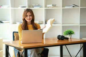 content Latin fille Université étudiant en train de regarder distance en ligne apprentissage classe, éloigné Université séminaire en ligne ou ayant parler sur portable vidéo appel et utilisation carnet à virtuel réunion séminaire à Accueil ou Campus photo