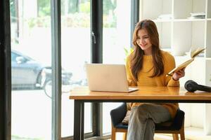 content Latin fille Université étudiant en train de regarder distance en ligne apprentissage classe, éloigné Université séminaire en ligne ou ayant parler sur portable vidéo appel et utilisation carnet à virtuel réunion séminaire à Accueil ou Campus photo