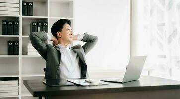 surmené Jeune asiatique femme d'affaires Bureau ouvrier Souffrance de cou douleur après avait une longue journée à Bureau bureau. Bureau syndrome concept photo