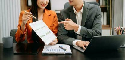 femme d'affaires et équipe en cours d'analyse financier déclaration la finance tâche. avec intelligent téléphone et portable et tablette. richesse la gestion concept photo