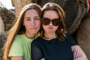 couple de jolie amical femmes prise une selfie fabrication marrant visages photo