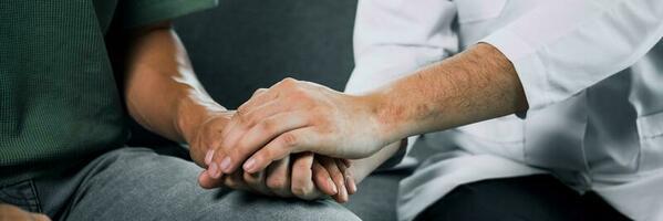 le médecin tient la main du patient en lui donnant confiance dans le médecin. photo