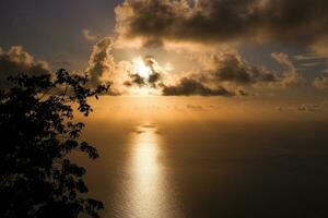 le coucher du soleil plus de le mer, vue de le Montagne photo