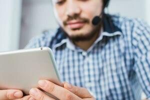 Jeune les hommes d'affaires prof utilisation sans fil vidéo conférence avec casque appel parler sur tablette. photo