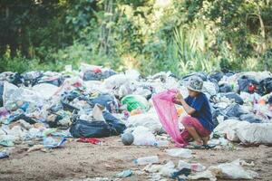 les enfants sont déchet à garder Aller à vendre car de pauvreté, monde environnement jour, enfant travail, Humain trafic, la pauvreté concept photo