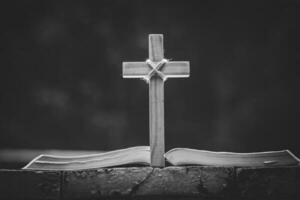 le en bois traverser plus de ouvert Bible sur en bois table.culte, religieux concept. eucharistie thérapie bénir Dieu portion se repentir catholique Pâques prêté esprit prier. photo