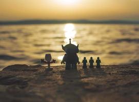 varsovie - 2020 - figurines lego toy story regardant le coucher du soleil photo