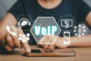 VoIP, voix plus de ip télécommunication concept, affaires la personne main en utilisant téléphone intelligent avec voip icône sur virtuel filtrer. photo