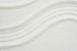 Zen jardin avec ligne modèle sur blanc le sable dans Japonais style, le sable texture surface avec vague parallèle lignes motif, arrière-plan bannière pour harmonie, méditation, zen comme concept photo
