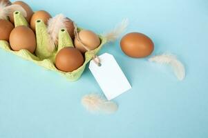 poulet des œufs dans une recyclable papier plateau avec un vide boîte avec une étiquette pour une prix étiqueter. photo