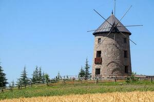 Moulin à vent et bleu ciel. photo de Moulin à vent avec récoltes