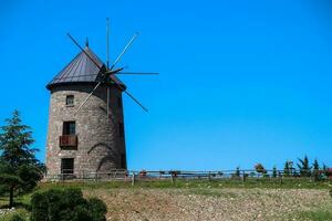 Moulin à vent et bleu ciel. photo de Moulin à vent avec récoltes