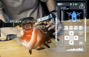 une mécanicien est essai le drone et configuration le vol. photo