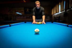 un homme jouant au billard photo