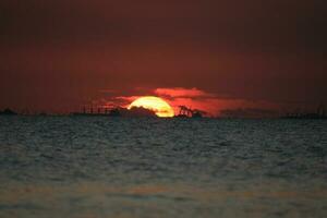 beau coucher de soleil sur la plage photo