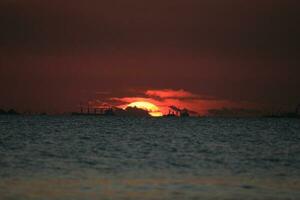 beau coucher de soleil sur la plage photo