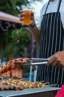 Bière les boissons préparé pour barbecue fête parmi copains sont servi dans Plastique des lunettes car Plastique des lunettes pouvez être facilement stockée à fin de faire la fête. facile fête idée par portion Bière dans Plastique lunettes. photo