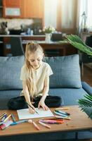 enfant fille dessin avec coloré des crayons photo