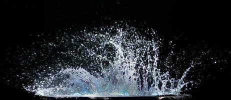 éclaboussure d'eau sur fond noir photo