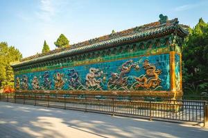 mur des neuf dragons au parc beihai, pékin, chine