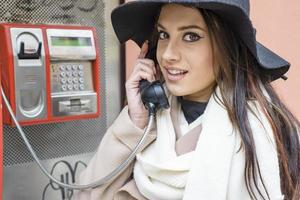 jeune femme à la cabine téléphonique photo