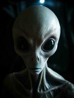 Halloween image de une bizarre à la recherche extraterrestre avec noir yeux photo