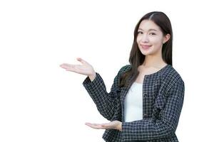 professionnel Jeune asiatique travail femme qui porte noir costume avec un appareil dentaire sur les dents est montrer du doigt main à présent quelque chose sur de soi isolé sur blanc Contexte. photo
