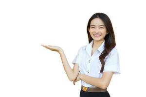 portrait de un adulte thaïlandais étudiant dans Université étudiant uniforme. asiatique magnifique fille permanent à présent quelque chose en toute confiance tandis que isolé sur blanc Contexte. photo