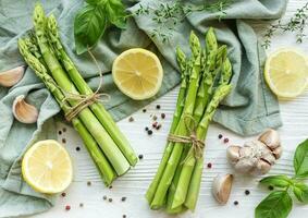 bouquet de tiges d'asperges crues avec différentes épices photo