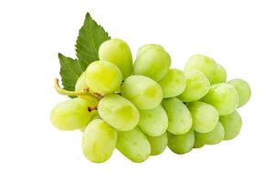 raisin vert frais isolé sur fond blanc.