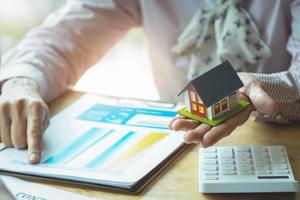 agent immobilier discutant des prêts et des taux d'intérêt pour l'achat de maisons photo