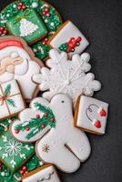 magnifique Noël ou Nouveau année coloré fait maison pain d'épice biscuits photo