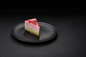 délicieux sucré dessert cheesecake avec framboise et pistache saveur photo