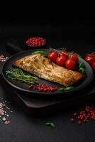 tranche de délicieux cuit poisson avec sel, épices et herbes sur une céramique assiette photo