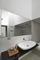 intérieur de salle de bain moderne avec lavabo sur plan