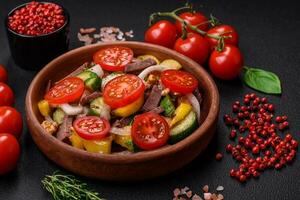 délicieux Frais salade avec du boeuf tranches, Cerise tomates, sucré poivrons photo