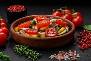 délicieux Frais salade avec du boeuf tranches, Cerise tomates, sucré poivrons photo