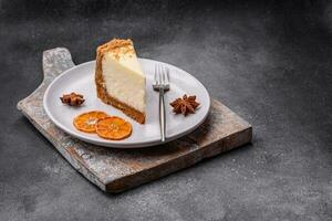 délicieux sucré cheesecake gâteau sur texturé béton Contexte photo