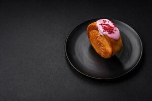 rond bouffée Pâtisserie croissant avec framboise remplissage ou Nouveau york rouleau photo