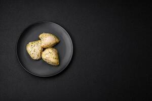 délicieux juteux grillé poulet avec sel, épices et herbes avec des légumes photo