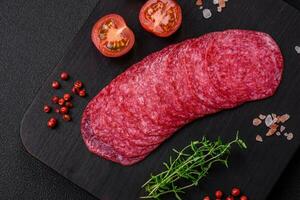 délicieux fumé salami saucisse avec sel, épices et herbes Couper dans tranches photo