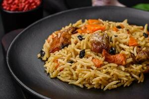 délicieux Frais pilaf avec riz, carottes, Viande, oignons, épices et baies photo