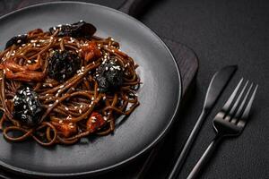 délicieux Frais sarrasin nouilles ou udon avec champignons, poivrons et autre des légumes photo