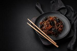 délicieux Frais sarrasin nouilles ou udon avec champignons, poivrons et autre des légumes photo