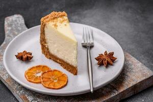 délicieux sucré cheesecake gâteau sur texturé béton Contexte photo