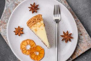 délicieux sucré cheesecake gâteau sur texturé béton Contexte photo